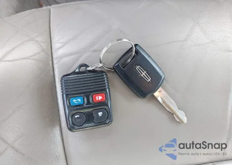 2005 Lincoln Town Car Signature из США, поврежденный, VIN 1LNHM81W55Y635003